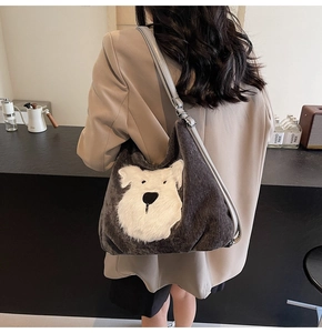 Détail du sac cabas en velours côtelé gris avec broderie peluche chien de dessin animé