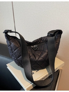 Sac bandoulière tendance en nylon matelassé noir avec large sangle réglable