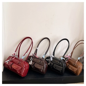 Detailansicht von vier Bowlingtaschen im Vintage-Stil in Rot, Kaffee, Schwarz und Braun