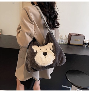 Détail de l'écusson chien en peluche sur un sac cabas en velours gris à boucles métal