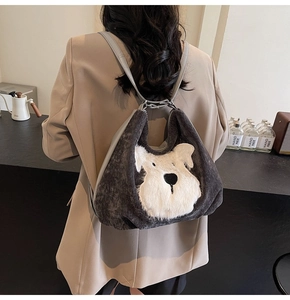 Détail du sac à dos en peluche grise avec motif chien et bretelles en cuir réglables