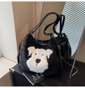 Détail du sac fourre-tout en velours avec broderie chien en peluche et sangle ajustable