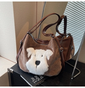 Détail du sac fourre-tout marron café avec motif de chien en peluche et velours