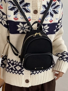 Mini sac à dos noir classique avec zips dorés et bretelles réglables pour un look d'hiver