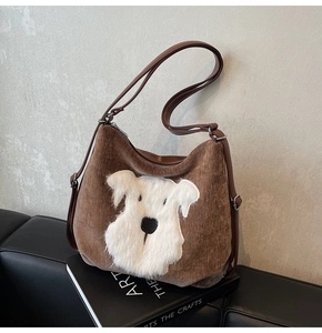 Détail du sac cabas en velours côtelé marron avec patch chiot en peluche 3D et sangle