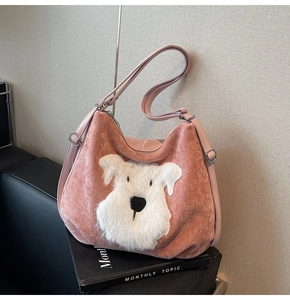 Détail de la texture en velours rose et broderie de chiot en peluche sur le sac
