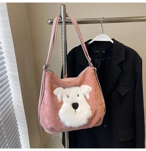 Détail du sac cabas rose en velours avec applique chien en peluche et bandoulière en cuir