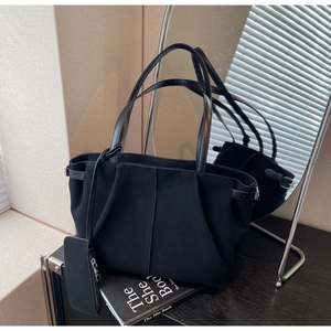 Detailaufnahme der schwarzen Stoff-Tote Bag mit Silberschnallen und kleiner Tasche