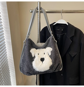 Détail du sac cabas gris foncé avec motif chien en peluche blanc sur cintre
