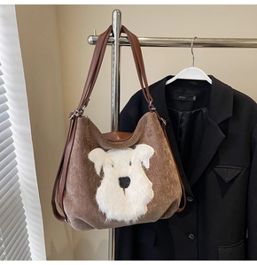Sac cabas en velours côtelé marron avec un joli chiot en peluche blanc sur le devant