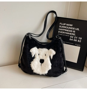 Détail de l'écusson chien en peluche et du velours noir doux sur ce sac fourre-tout