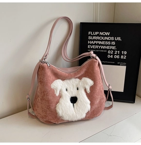 Gros plan du sac fourre-tout rose en velours avec patch chiot blanc et zip métallique