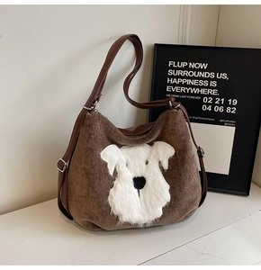 Détail de la texture en velours côtelé et du motif chien en peluche sur un sac cabas brun