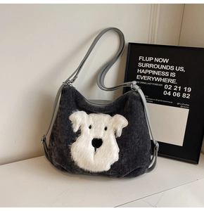 Détail du sac cabas gris avec peluche de chien et bandoulière réglable en gros plan
