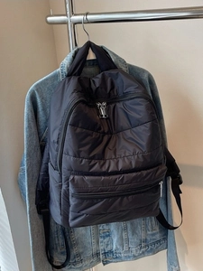 Gesteppter schwarzer Rucksack aus Nylon mit großem Fassungsvermögen und silbernen Reißverschlüssen