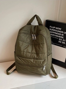 Olivgrüner gesteppter Puffer-Rucksack mit zwei Reißverschlusstaschen vorne und Tragegriff