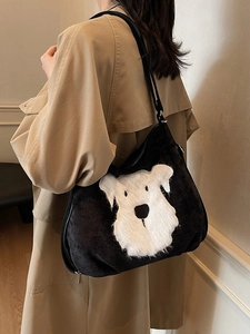 Sac fourre-tout noir en peluche avec écusson de schnauzer sur un mannequin en manteau