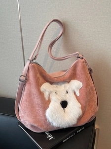 Sac fourre-tout en velours rose avec grand patch chien schnauzer en peluche et bandoulière