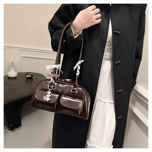 Detail der dunkelbraunen Vintage Bowling Tasche mit Spitzenschleifen am Model