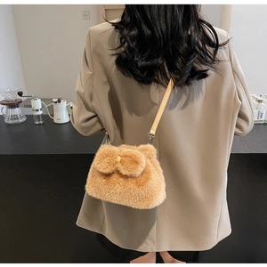 Detail einer braunen flauschigen Plüschtasche in Bärenform als Umhängetasche