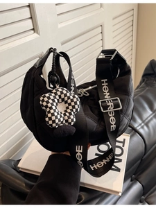 Grande borsa hobo nera trapuntata con tracolla regolabile e ciondolo a fiori a scacchi