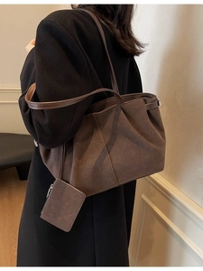 Braune Shopper-Tasche aus Wildleder mit kleinem Beutel, von einem Model präsentiert