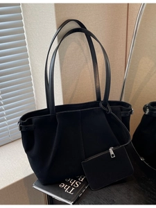 Große schwarze Canvas-Einkaufstasche mit Plissee-Design und passender kleiner Münztasche