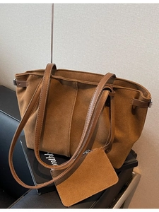 Vintage braune Tragetasche aus Wildlederimitat mit passendem Etui für den Herbst-Stil