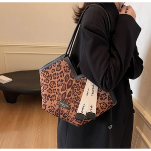 Dettaglio della borsa tote leopardata con manico nero e targhetta logo Fashion & Bag