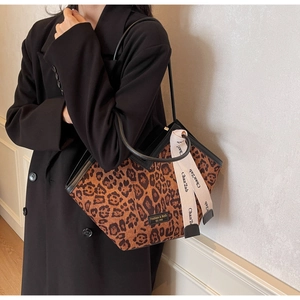 Dettaglio della borsa tote leopardata con etichetta Fashion & Bag e nastro decorativo