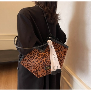 Dettaglio dello scollo a V e della stampa leopardata sulla grande borsa shopper