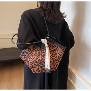 Dettaglio della borsa tote leopardata con tracolla decorativa e bordo superiore a V