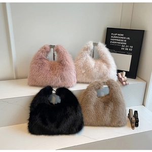 Plüschige Kunstpelztaschen in vier Farben mit abnehmbaren Lederriemen auf Marmorstufen