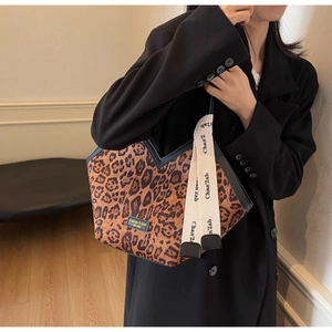 Dettaglio della trama del tessuto leopardato e del bordo nero rinforzato sulla borsa shopper