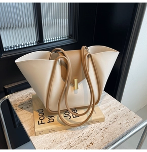 Détail du sac cabas bicolore avec boucle en métal doré et longues bandoulières