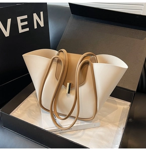 Détail d'un grand sac cabas bicolore beige et marron dans un coffret cadeau de luxe