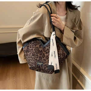 Dettaglio borsa shopper leopardata con design a V e tracolla in tessuto alla moda