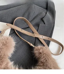 Detail des verstellbaren Lederriemens und flauschigen braunen Plüschstoffs der Tasche