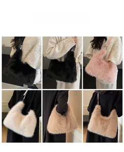 Plüsch-Schultertaschen in verschiedenen Farben an Models für die Herbst-Winter-Mode