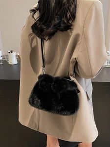 Schwarze Plüsch-Umhängetasche aus Kunstpelz für Damen mit schmalem Leder-Schultergurt