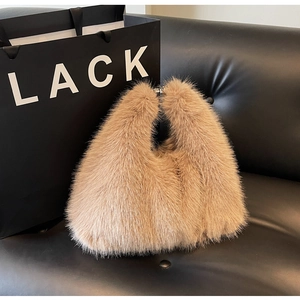 Detailaufnahme der flauschigen braunen Kunstpelztasche im schicken Halbmond-Design