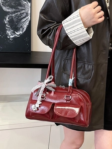 Rote Retro Boston Schultertasche mit Utility-Taschen und Schleifen-Anhänger im Detail