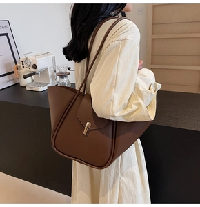Sac cabas en cuir marron avec fermoir doré rectangulaire et côtés à structure pliée