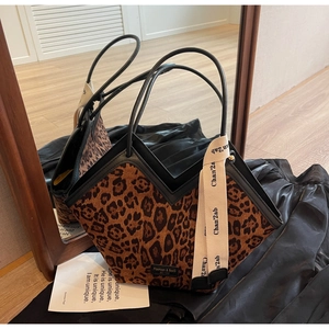 Dettaglio della borsa tote leopardata con apertura a V e ampia tracolla in tessuto