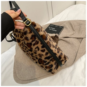 Détail du sac à main en fausse fourrure léopard avec bandoulière cuir et boucle dorée