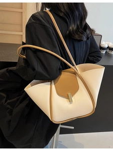 Grand sac cabas crème avec bordures marron et fermoir doré pour un look chic