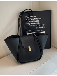 Sac fourre-tout en cuir noir mat minimaliste avec boucle dorée et doubles bandoulières