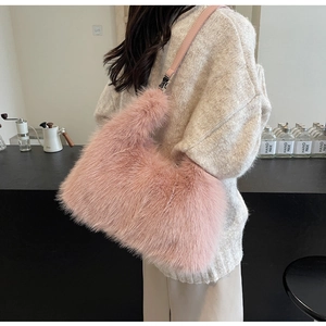 Rosa Schultertasche aus Kunstpelz mit Lederriemen aus der Seitenperspektive am Modell