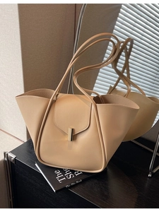 Sac fourre-tout beige chic grande capacité avec fermoir doré et plis latéraux élégants