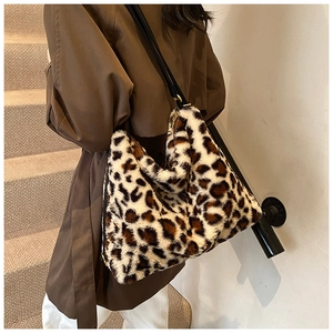 Vue détaillée du sac cabas tendance en fausse fourrure léopard assorti à un trench-coat brun